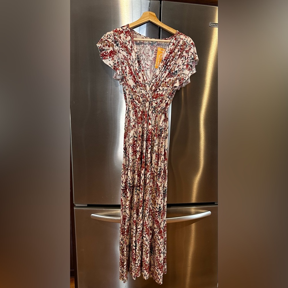 CLEARANCE! 5/$25 NWT MAXI DRESS. SHORT SLEEVED BELTED. V NECK. FLORAL szMED